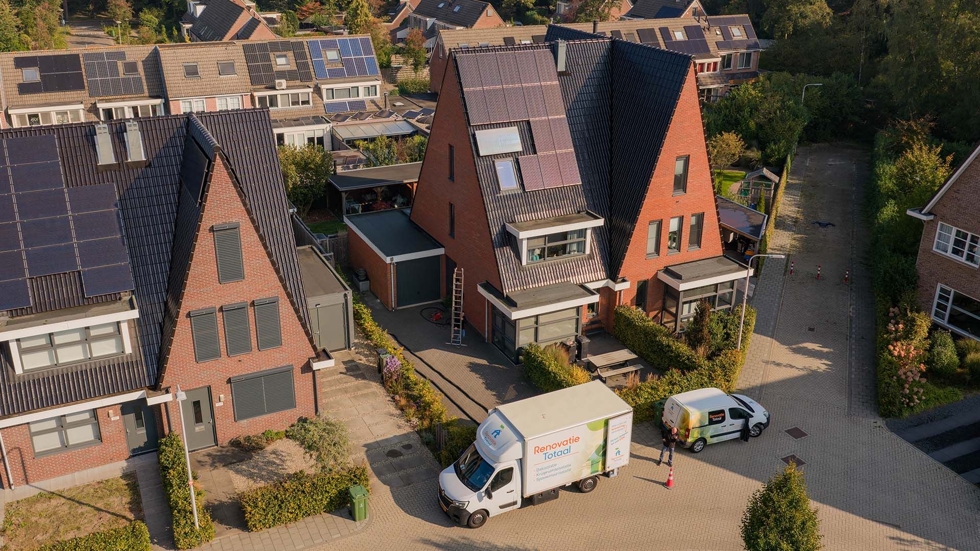 Company vans of Isolatiebedrijf RT Hoofddorp in a residential neighbourhood in Hoofddorp