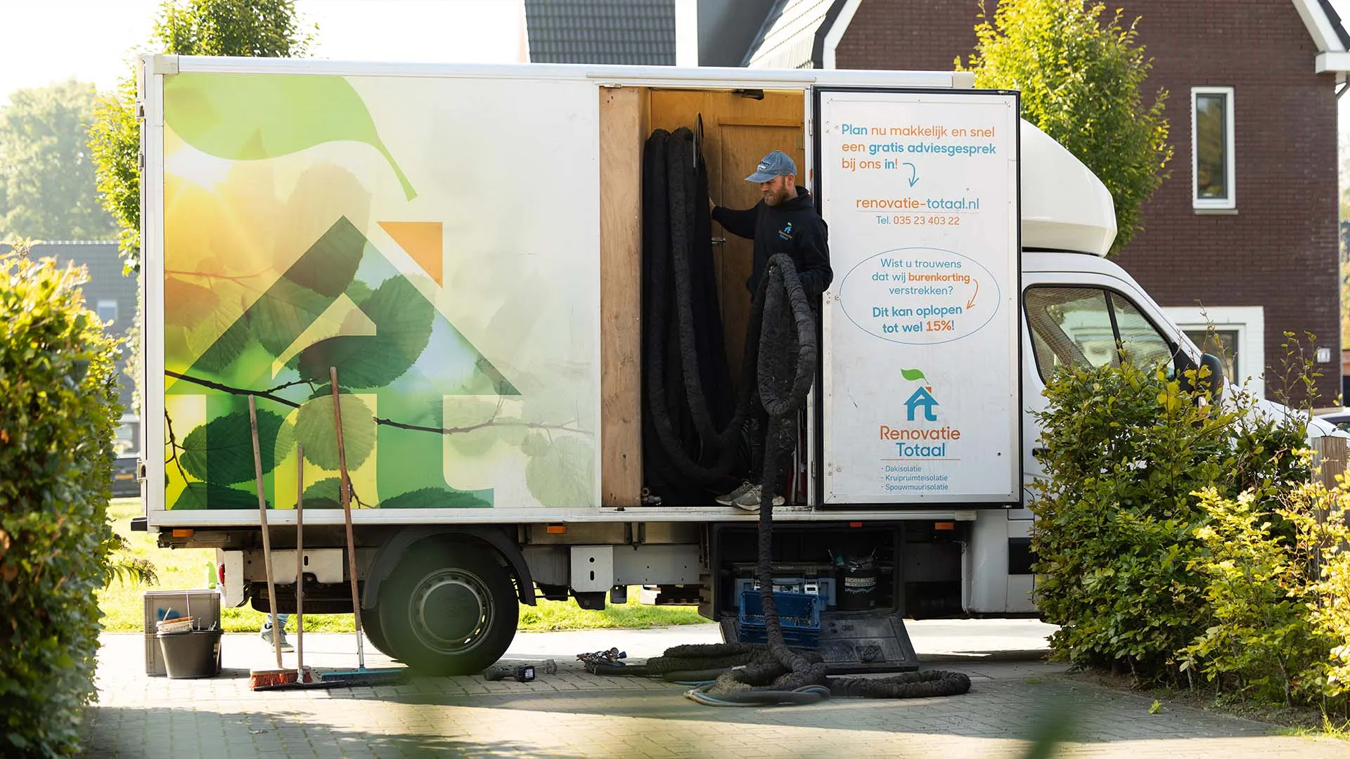 Bedrijfsbus van Isolatiebedrijf RT Hoofddorp voor een woning in de Haarlemmermeer